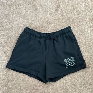 NIKE SPORTSWEAR WOMEN'S CLUB FLEECE MID-RISE 4" GRAPHIC SHORTS / BLACK - BLACK